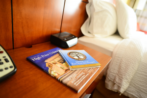 我们的许多酒店合作伙伴，包括万怡万豪、JH Adams酒店、温德姆温盖特酒店和比尔特莫尔套房酒店，都在每个房间为客人提供HPU杂志和《Choose to be Extraordinary》书籍。