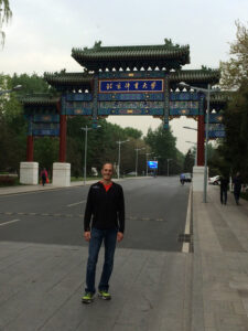 Eric Hegedus站在北京体育大学的主要大门之外。